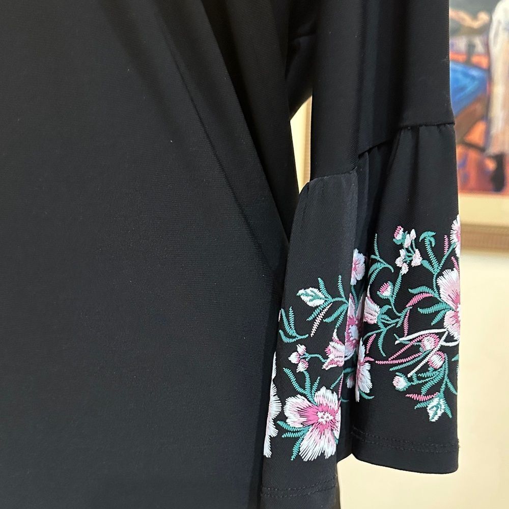 Roz & Ali  Black Floral Shift Dress w/ Ruffled Sleeves  Size 1X - Picture 6 of 12